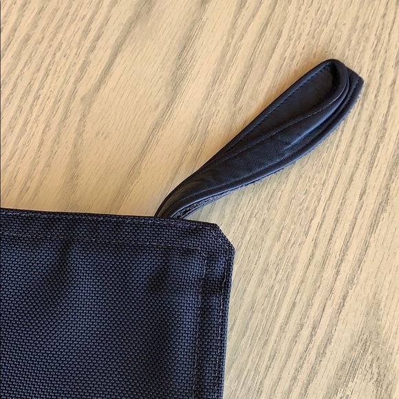 Thin zippered 3-pocket lined portfolio - Picture 4 of 9